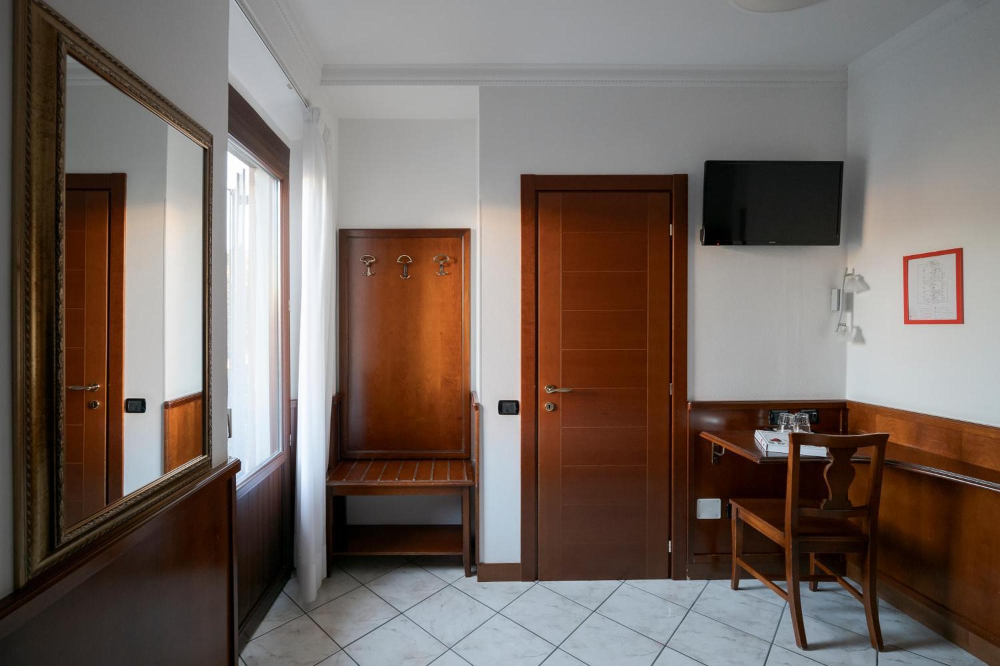 Hotel Ungheria Varese 1946 מראה חיצוני תמונה